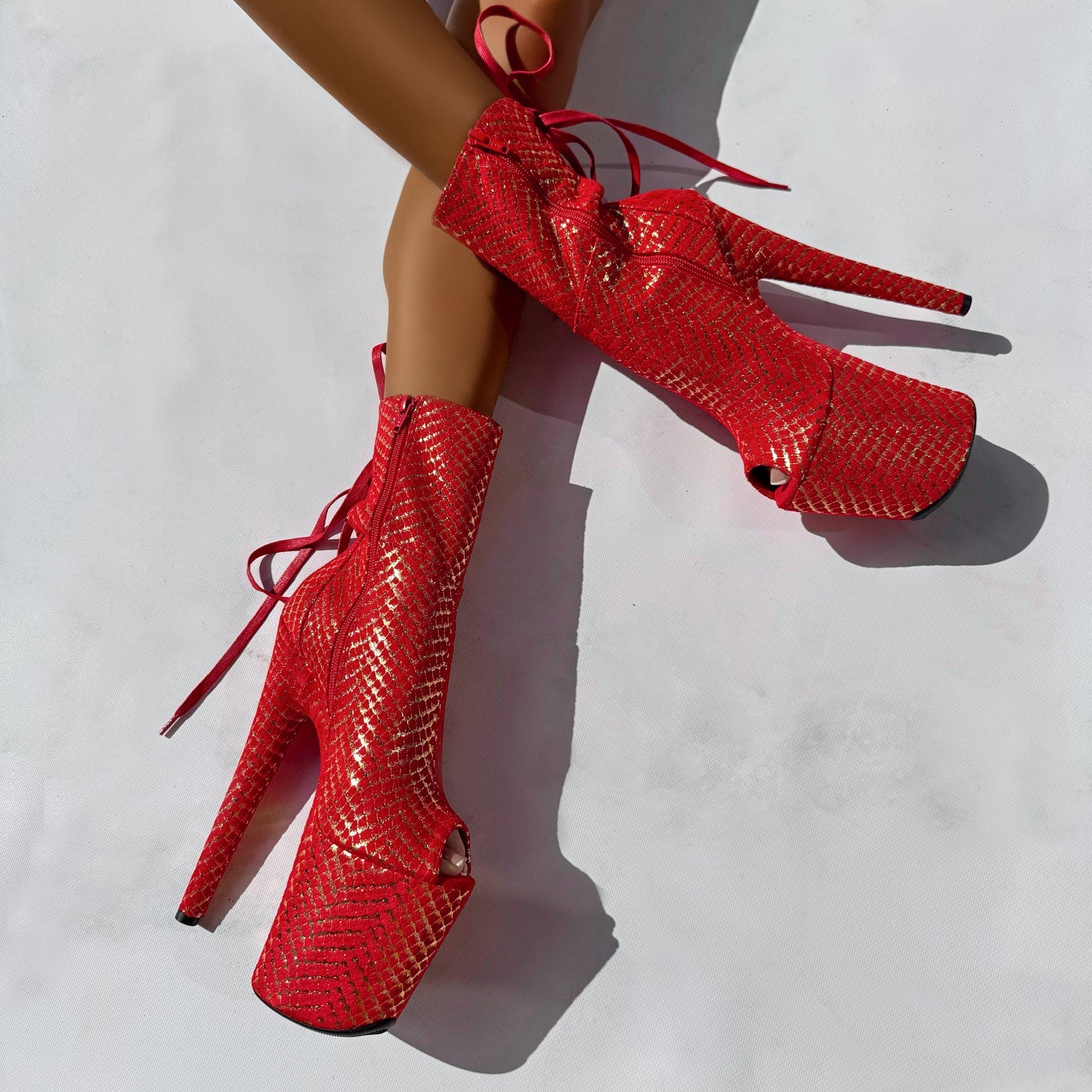 HEELS NOT ON SALE AND NO HOAH